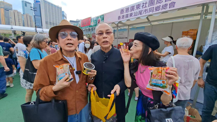 老牌歌手演員齊齊逛家鄉(xiāng)市集 賈思樂(lè)使幾舊水買(mǎi)糭及保健食品