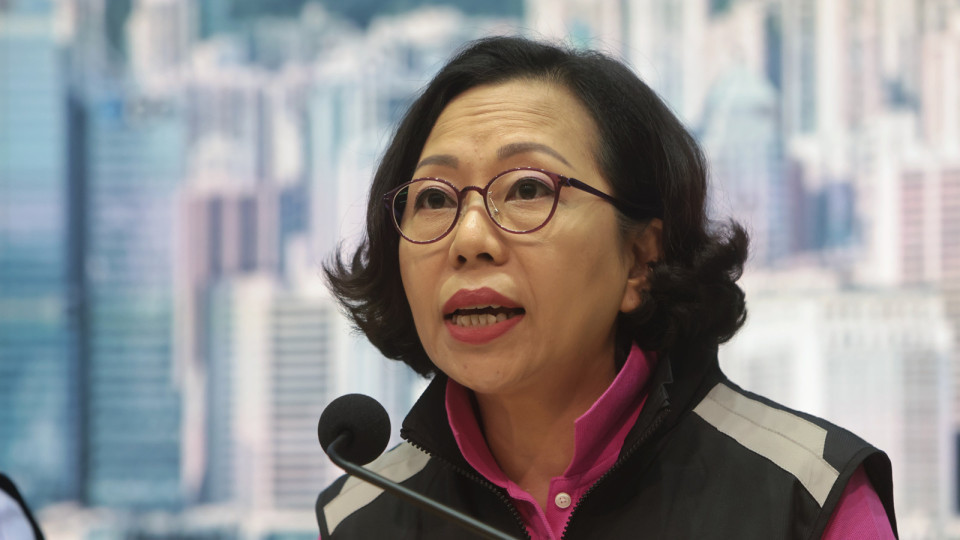 麥美娟落雨用電話 結果鏡頭入水 上網(wǎng)請教急救良方