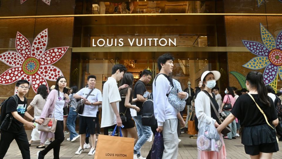 立法會(huì)議員質(zhì)詢政府如何支援零售企業(yè) 簡慧敏冀當(dāng)局加快中小企數(shù)碼轉(zhuǎn)型步伐