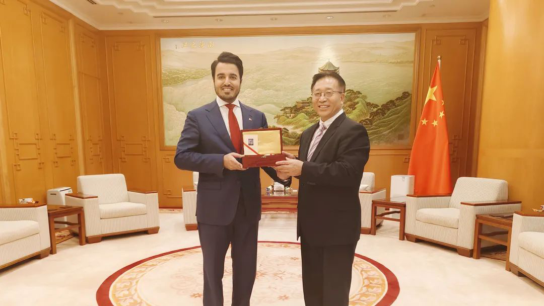 崔建春接受卡塔爾駐港總領(lǐng)事哈吉里離任拜會(huì)