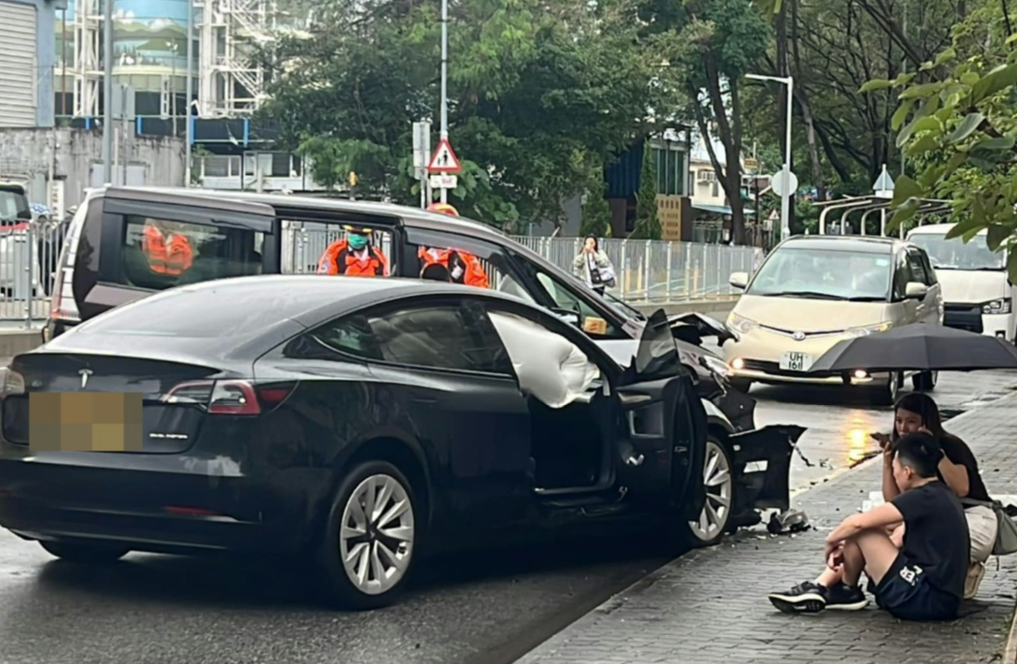 大埔三門(mén)仔路私家車相撞 釀1死5傷