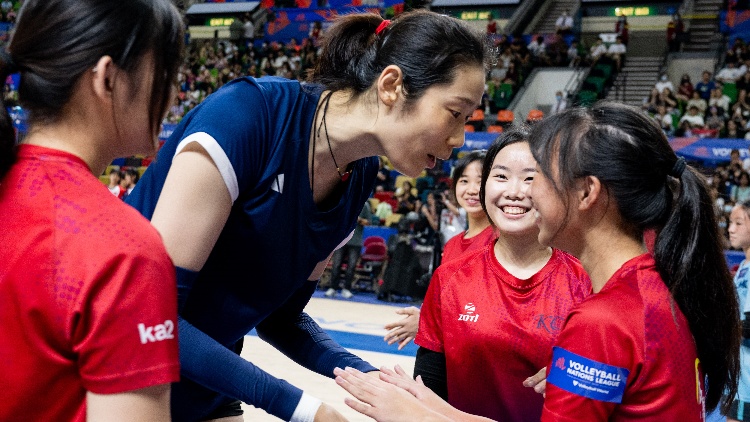 有片丨朱婷壓軸出場超高人氣 身體力行做動(dòng)作教導(dǎo)小球員