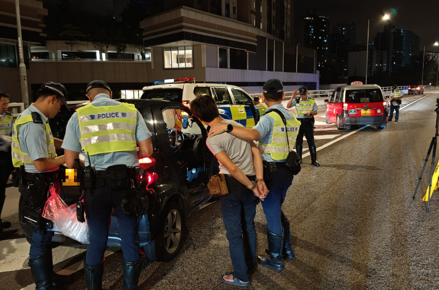 端午節(jié)假期打擊醉駕 警方拘17人檢10萬元毒品