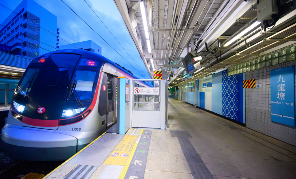 港鐵九龍?zhí)琳咀詣釉屡_閘門10日晚展開安裝工程