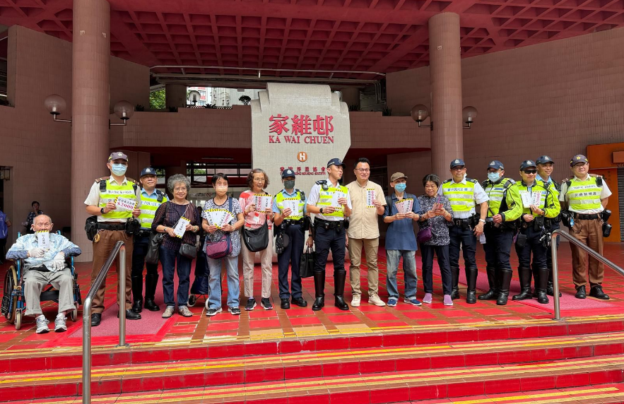 警方九龍城宣傳交通安全 派發(fā)傳單呼籲市民守法