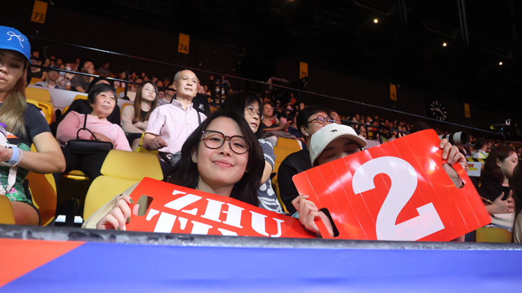 有片｜女排絲粉：中國(guó)女排打得超級(jí)好 袁心玥扣球非常狠