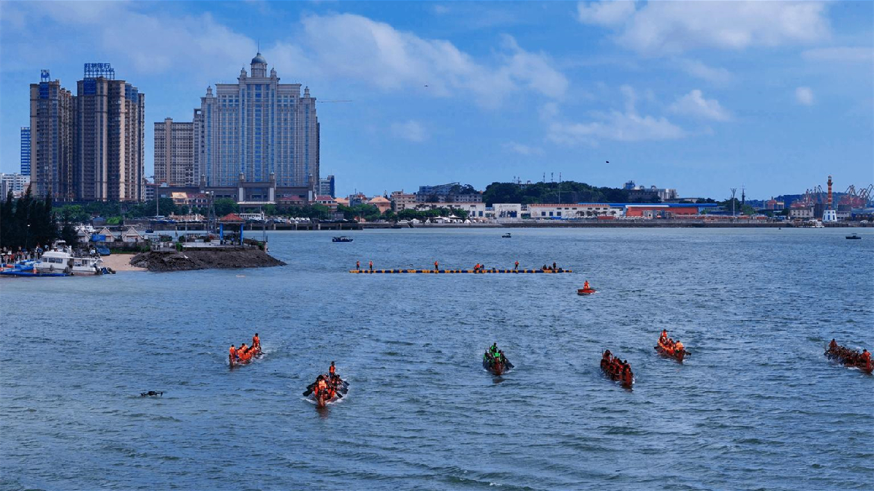 運(yùn)動(dòng)健兒齊聚桂防城港競逐海上龍舟賽