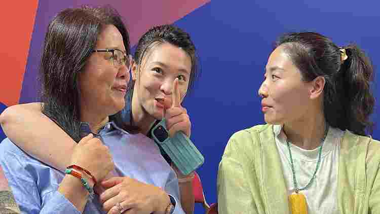 有片丨現(xiàn)場(chǎng)直擊！郎平現(xiàn)身女排香港站現(xiàn)場(chǎng) 魏秋月、惠若琪亦到場(chǎng)觀賽