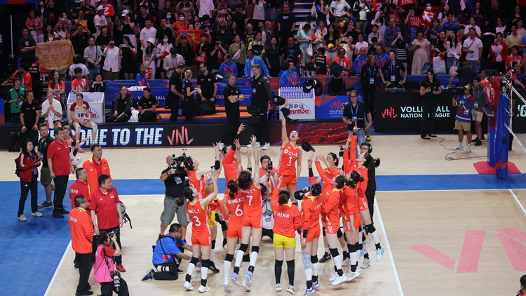 多圖｜拿到巴黎奧運(yùn)入場券 3:0輕勝德國隊(duì) 中國女排隊(duì)員拋帽慶祝