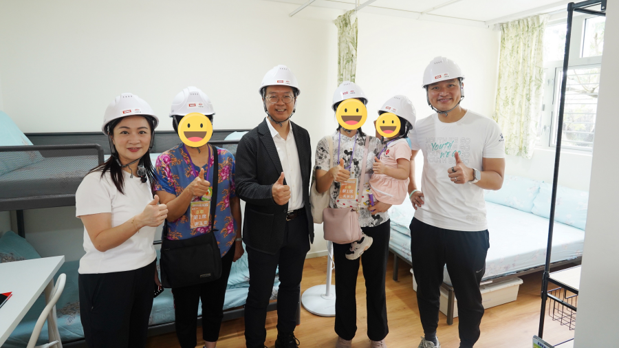 鄭泳舜、陳凱欣帶市民到簡約公屋「睇樓」