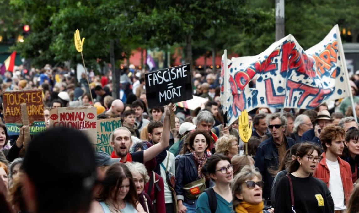 法國(guó)多地舉行大規(guī)模遊行反對(duì)極右翼崛起