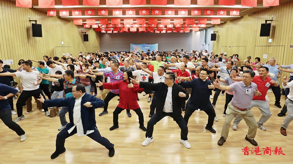 有片｜鄧炳強(qiáng)父親節(jié)體驗(yàn)易筋八段錦 向市民贈送湯包