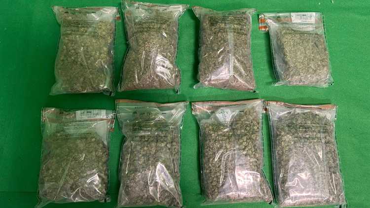 海關(guān)機(jī)場檢值500萬元海洛英及大麻花 拘捕2人