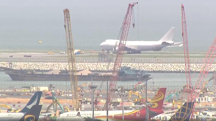 機(jī)場北跑道貨機(jī)爆胎致450班航班延誤 港鐵將延長機(jī)場快線服務(wù)