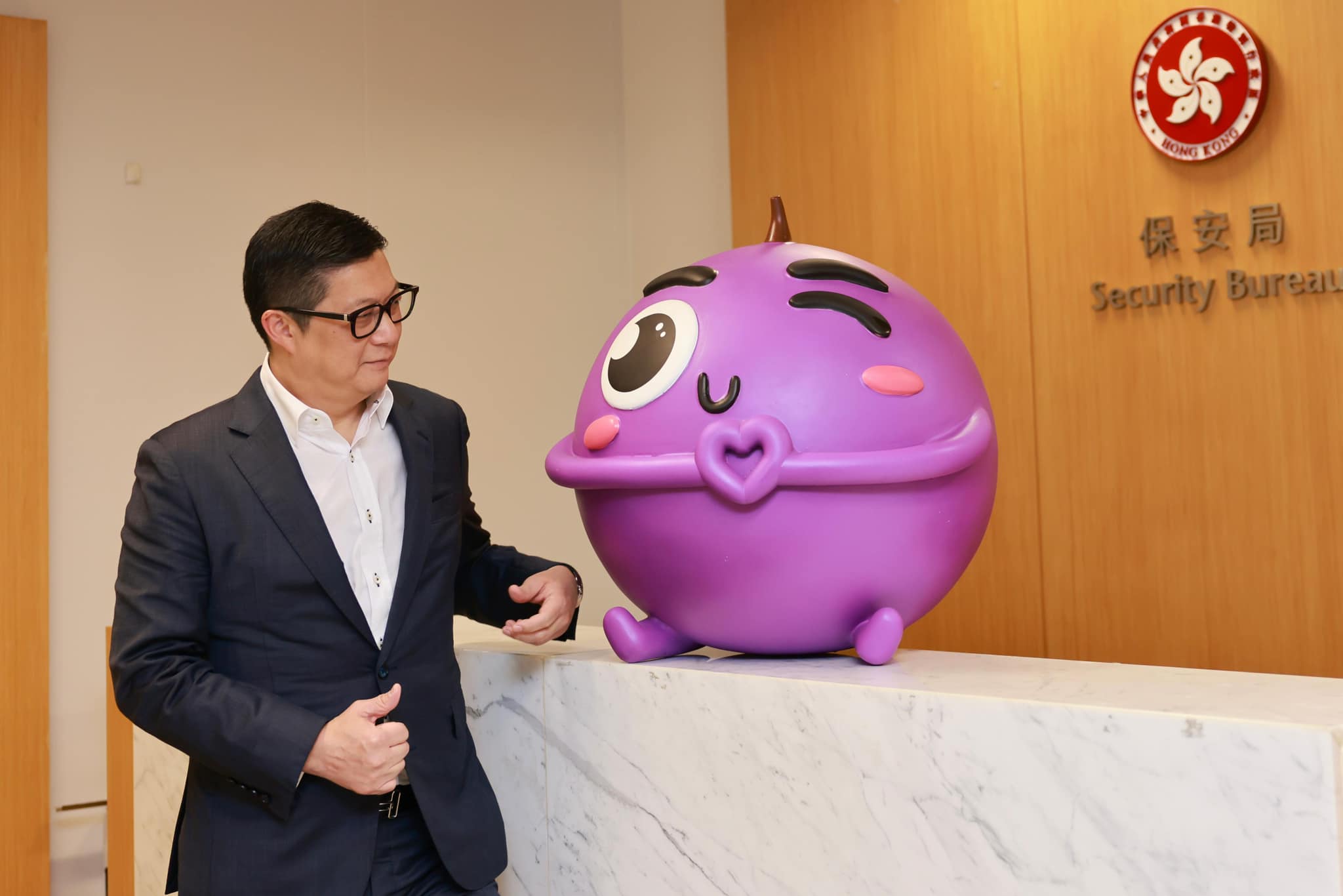 防騙吉祥物「提子」4歲生日 鄧炳強(qiáng)迎壽星落戶(hù)保安局