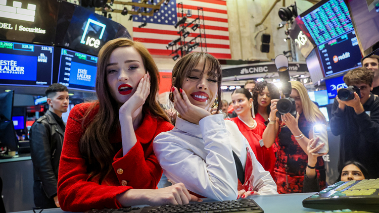 美股牛氣沖天 標(biāo)指首破5500點(diǎn) 創(chuàng)歷史新高