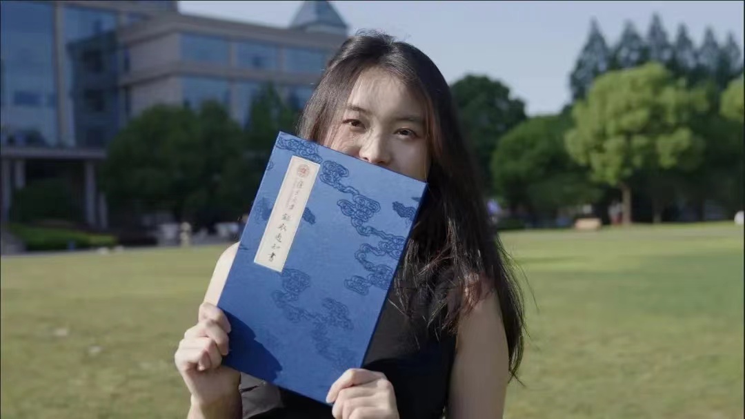 山西高平非遺潞綢面料登上2024復(fù)旦大學(xué)本科錄取通知書(shū)封面