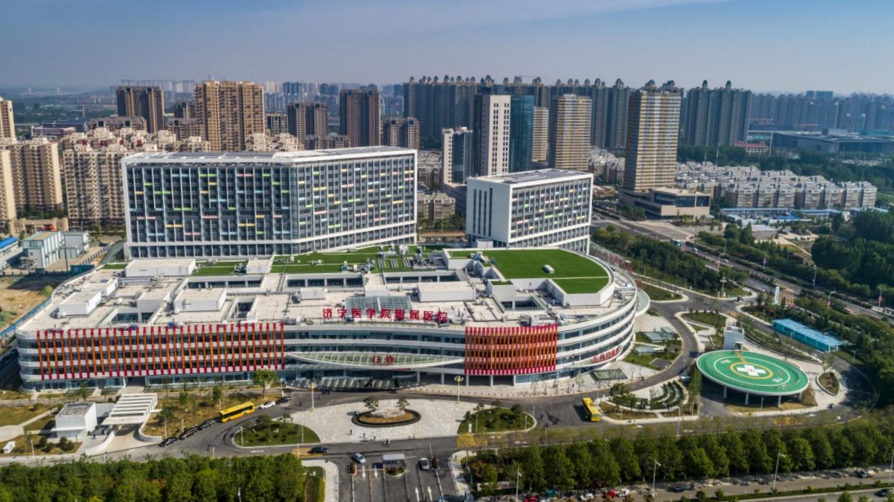 「在山東濟(jì)寧，托起穩(wěn)穩(wěn)幸?！瓜盗孝伲鹤屓罕娤碛懈哔|(zhì)量有溫度的衛(wèi)生健康服務(wù)