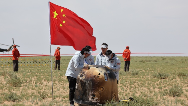 嫦娥六號返回器安全著陸實(shí)現(xiàn)世界首次月球背面採樣返回 