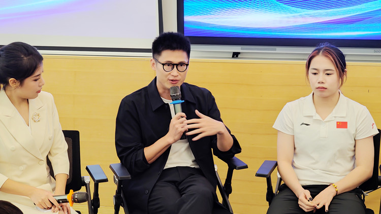 世界冠軍走進(jìn)港科大（廣州）對(duì)話灣區(qū)學(xué)生