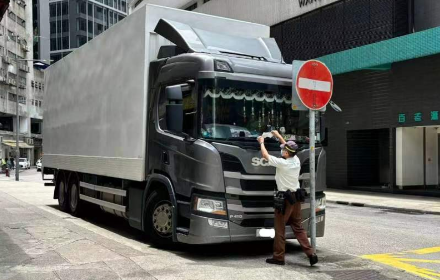 警方荃灣打擊違例泊車 發(fā)逾千張告票