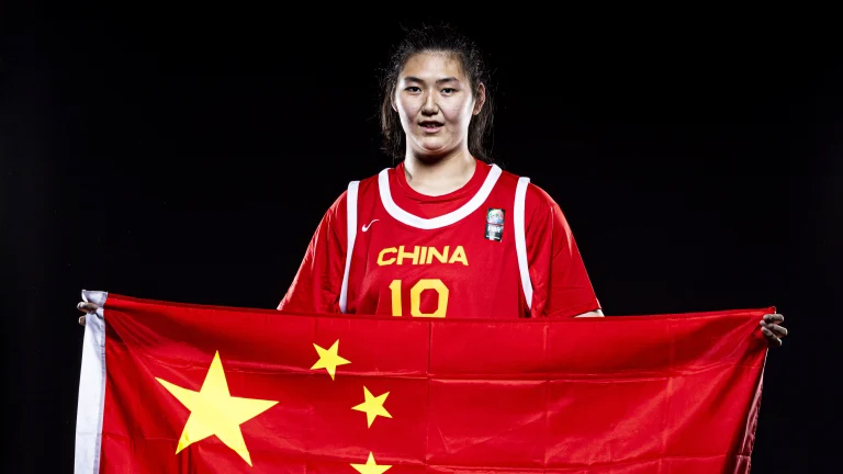 國際籃聯(lián)：張子宇，獨一無二的新秀引發(fā)全球關(guān)注