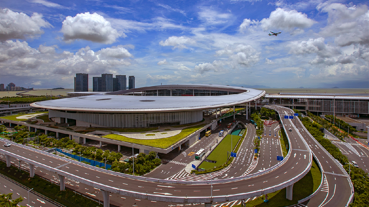 珠海多部門聯(lián)合應(yīng)對(duì)香港「七一」假期出入境高峰 港珠澳大橋珠?？诎额A(yù)計(jì)車流超1.7萬(wàn)輛次