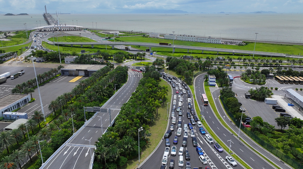 95萬(wàn)輛次！「港車(chē)北上」一周年港單牌車(chē)自駕「北上」成跨境熱門(mén)