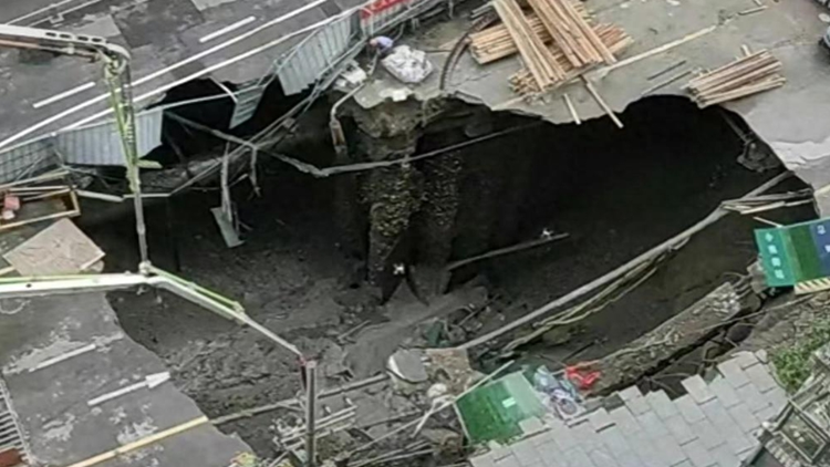 成都在建地鐵13號(hào)線錦里西路附近路面坍塌，無人員傷亡報(bào)告