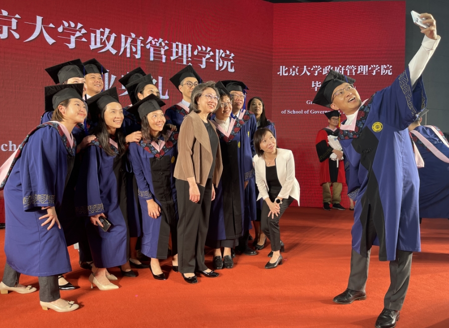 特區(qū)政府高級公務(wù)員公共管理碩士課程首屆學(xué)員圓滿畢業(yè)