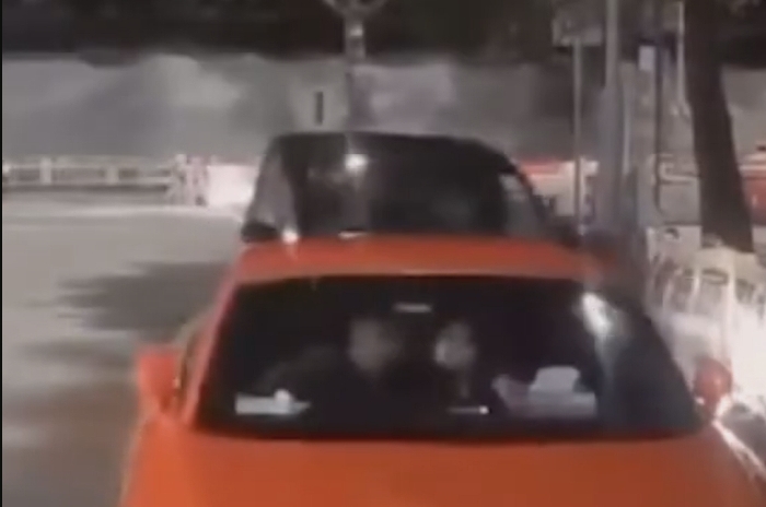 【短頻快評】香港男女跑車內(nèi)激吻，突被私家車猛撞 結局超尷尬！