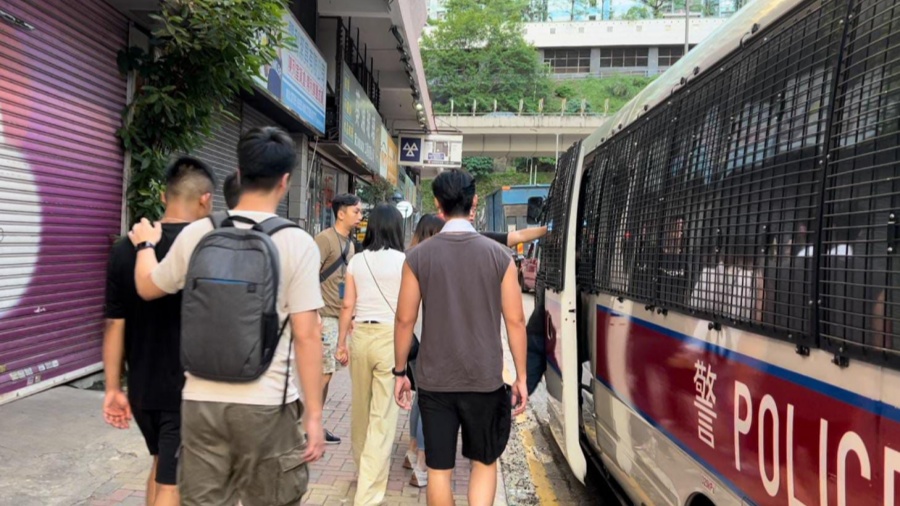 警方荃灣打擊釣魚(yú)機(jī)賭 拘9名男女檢賭具利刀