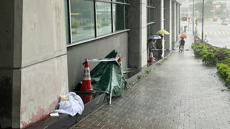 六旬男子倒斃港鐵調(diào)景嶺站外石壆邊 警方調(diào)查死因