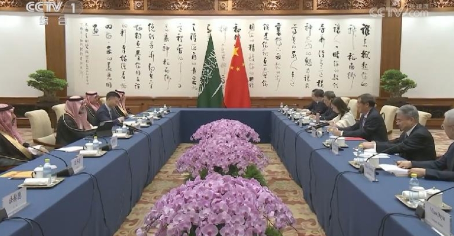 何立峰會(huì)見沙特對(duì)華經(jīng)濟(jì)合作事務(wù)負(fù)責(zé)人：中沙要拓展新興領(lǐng)域合作