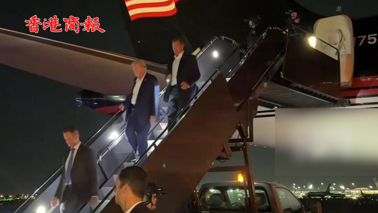 有片丨槍擊事件後特朗普露面走下飛機(jī)
