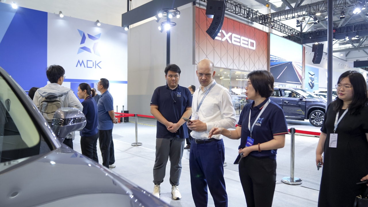 俄羅斯代表團(tuán)在長春逛車展、尋商機(jī)