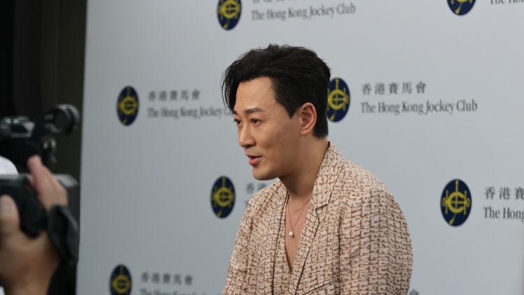 有片｜林峯現(xiàn)身馬場(chǎng)準(zhǔn)備獻(xiàn)唱