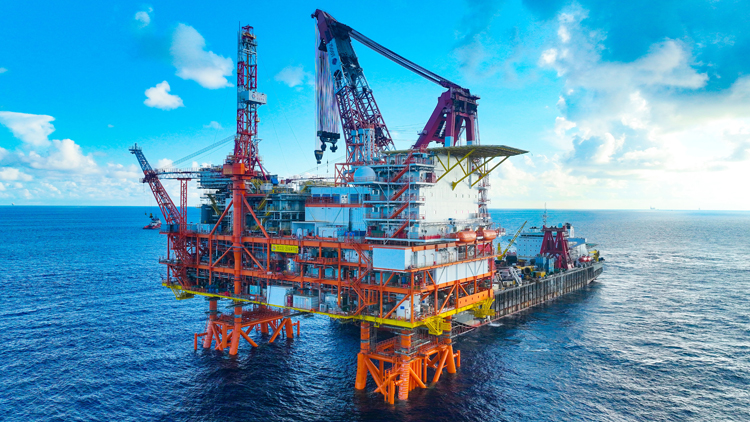 用鋼量超2個「小蠻腰」！萬噸級海洋油氣平臺完成海上安裝