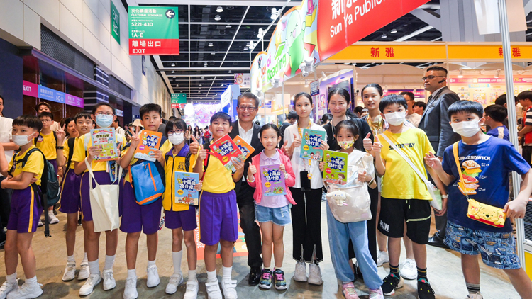 陳茂波參觀書展買科普書送小朋友 鼓勵(lì)他們更早接觸創(chuàng)科知識(shí)