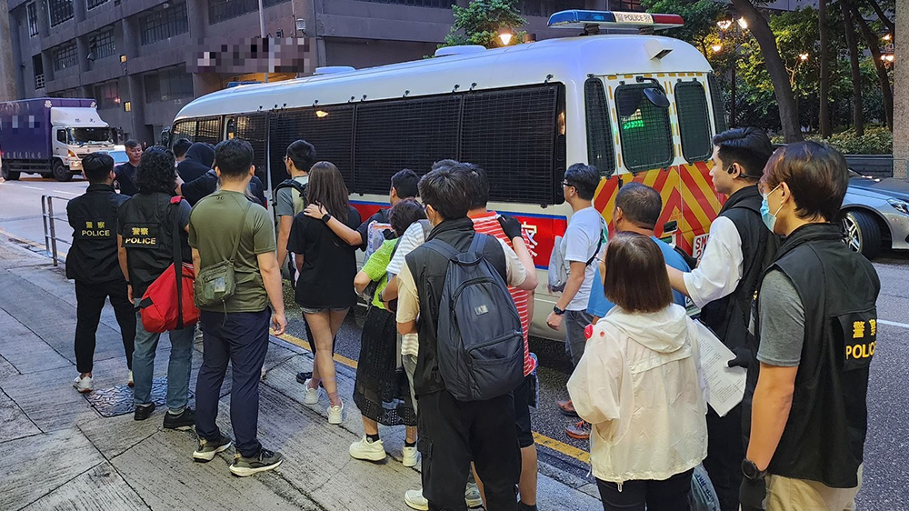 警方破工廈百家樂(lè)賭檔 拘10男女檢賭具武器