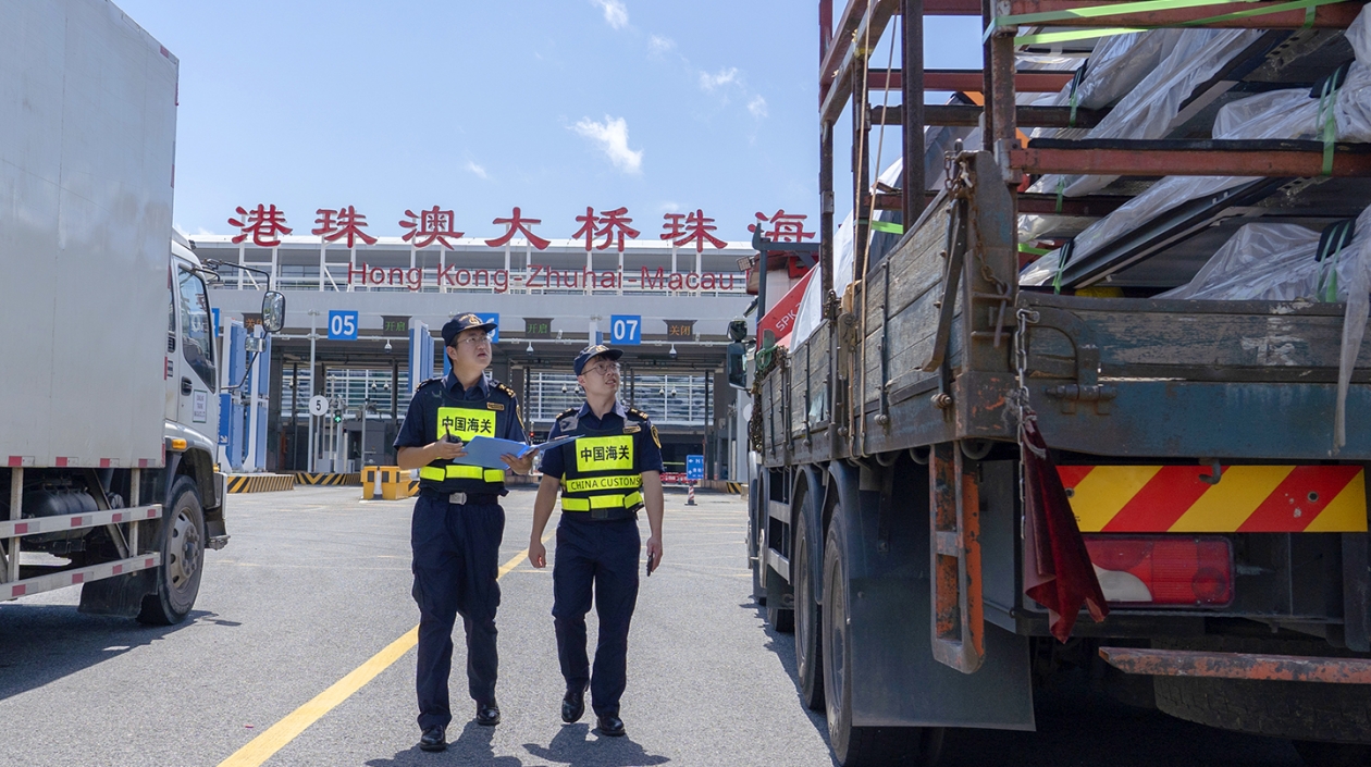 突破1000億元！海關(guān)智慧監(jiān)管助港珠澳大橋口岸進(jìn)出口貿(mào)易增長