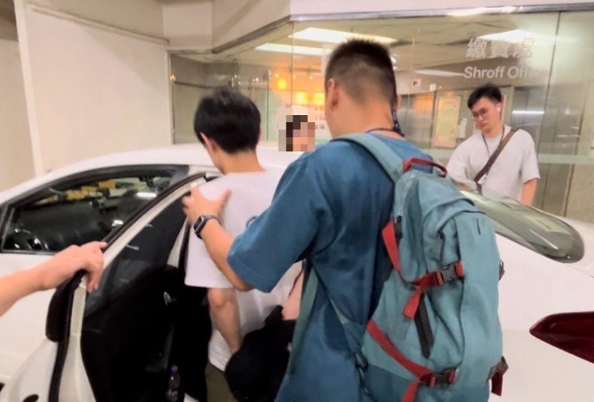 葵涌商場(chǎng)儲(chǔ)物櫃藏毒 警拘一男檢10萬(wàn)元冰毒