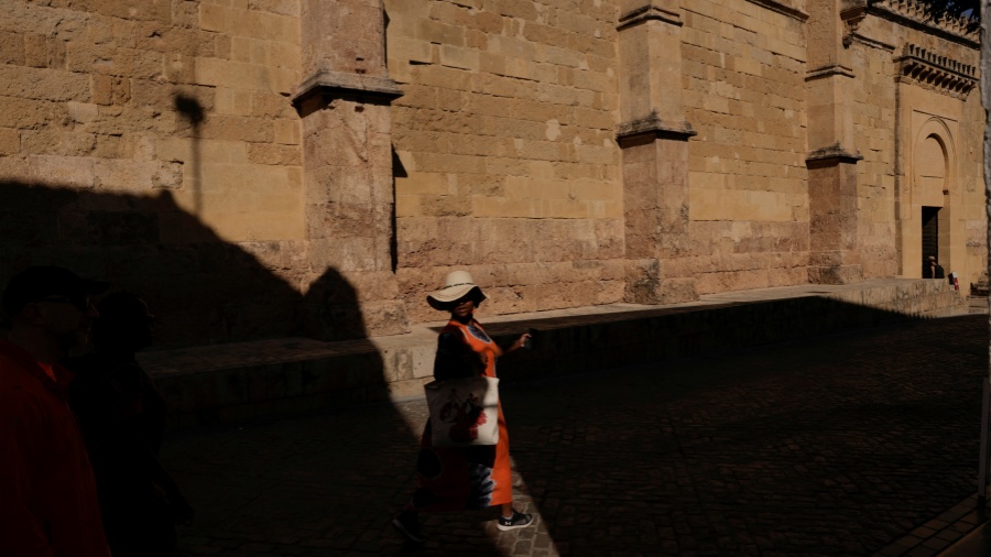 西班牙紅色高溫預(yù)警發(fā)布 多地氣溫超40攝氏度