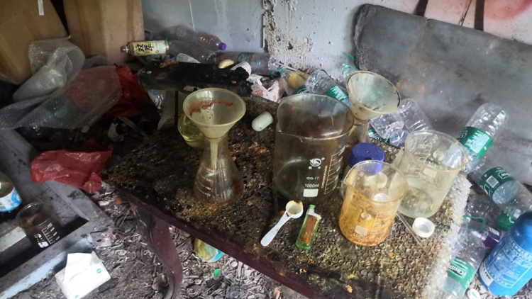 觀塘專業(yè)教育學院後山發(fā)現(xiàn)可疑物品 警拘3人 檢20樽化學品