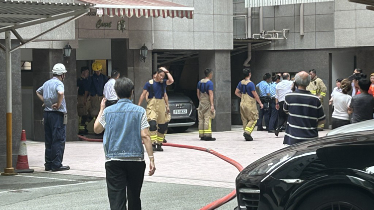 中區(qū)半山清暉大廈一單位起火 2男女昏迷送院搶救