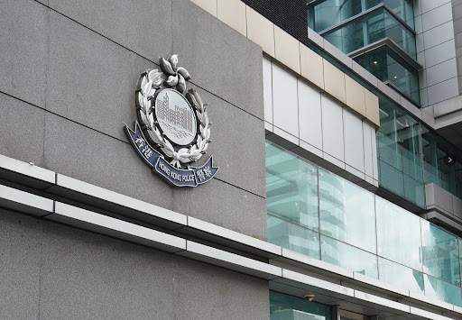 油麻地私家車狂亂駕駛撞警車 警擎槍戒備司機(jī)逃去無蹤