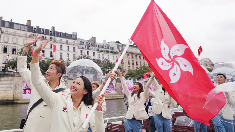 巴黎奧運｜港隊約30人出席開幕禮 雨中登場無損興緻