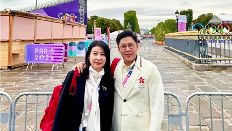 有片｜晶晶啟剛甜蜜現(xiàn)身巴黎 拍拖睇奧運開幕