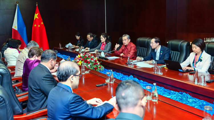 王毅會見菲律賓外長馬納羅：不要再朝令夕改、出爾反爾