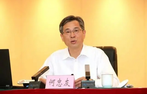 何忠友任新疆生產(chǎn)建設(shè)兵團(tuán)黨委書記